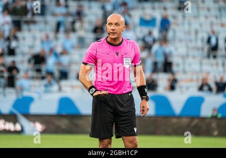 Malmo, Svezia. 3 agosto 2021. Arbitro Szymon Marciniak visto in azione durante la partita di qualificazione della Champions League tra Malmö FF e Rangers FC all'Eleda Stadion di Malmö. (Photo Credit: Gonzales Photo/Alamy Live News Foto Stock