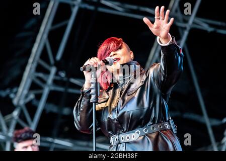 Gabrielle cantante, esibendosi al festival di musica Fantasia a Maldon, Essex, Regno Unito. Primo concerto dopo la pandemia di COVID 19 Foto Stock