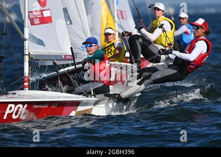 Kanagawa, Giappone. 4 agosto 2021. Agnieszka Skrzypulec (1° L)/Jolanta Ogar (1° R) della Polonia si disputano durante la gara di due persone di dinghy 470 alle Olimpiadi di Tokyo 2020 a Kanagawa, Giappone, 4 agosto 2021. Credit: Huang Zongzhi/Xinhua/Alamy Live News Foto Stock