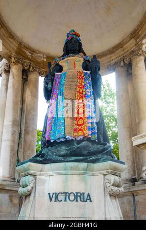 Queen Victoria Monument di CJ Allen 1906 redessed dagli artisti Laurence Westgaph e Karen Arthur per le arti e la cultura del cielo Liverpool Foto Stock