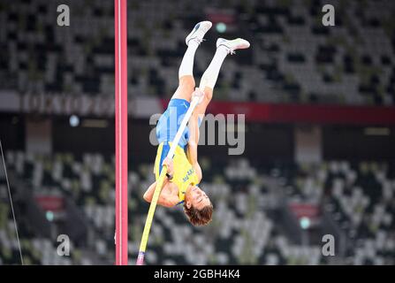 Tokyo, Giappone. 3 agosto 2021. Armand DUPLANTIS (SWE), azione, vincitore, vincitore, campione olimpico, 1° posto, medaglia d'oro, medaglia d'oro, campione olimpico, medaglia d'oro, MenÕs pole Vault di atletica maschile, in occasione dei Giochi Olimpici estivi del 03.08.2021 2020, dal 23.07. - 08.08.2021 a Tokyo/Giappone. Credit: dpa/Alamy Live News Foto Stock