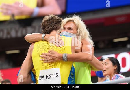 Tokyo, Giappone. 3 agosto 2021. Armand DUPLANTIS (SWE), abbracca sua madre Helena DUPLANTIS, giubilazione, allegria, gioia, grazie, Vincitore, vincitore, campione olimpico, 1° posto, medaglia d'oro, Medaglia d'oro, campione olimpico, medaglia d'oro, atletica pole vault degli uomini, MenÕs pole Vault, in occasione dei Giochi Olimpici estivi 03.08.2021 2020, dal 23.07. - 08.08.2021 a Tokyo/Giappone. Credit: dpa/Alamy Live News Foto Stock