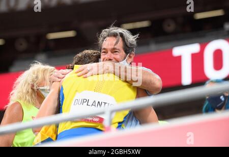 Armand DUPLANTIS (SWE), abbracca sua madre Helena DUPLANTIS e suo padre e allenatore Greg DUPLANTIS, genitori, giubilazione, allegria, gioia, Grazie, vincitore, vincitore, campione olimpico, 1° posto, Medaglia d'oro, medaglia d'oro, campione olimpico, medaglia d'oro in atletica Men's Pole Vault, MenÕs Pole Vault, il 3 agosto 2021 Olimpiadi estive 2020, dal 23 luglio. - 08.08.2021 a Tokyo/Giappone. Foto Stock