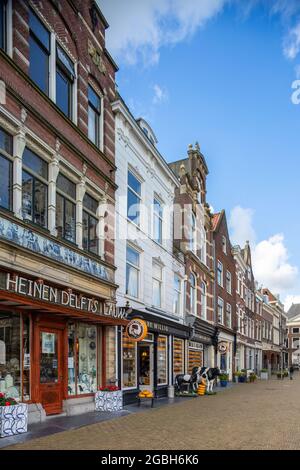 Delft Blue e negozio di formaggi in un edificio storico, piazza del mercato di Delft, Paesi Bassi Foto Stock