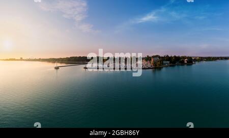 Porto di Siofok in Ungheria. Splendido paesaggio panoramico sul lago Balaton con il porto di Siofok. Il lago Balaton è il mare ungherese. Foto Stock