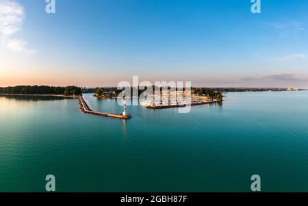 Porto di Siofok in Ungheria. Splendido paesaggio panoramico sul lago Balaton con il porto di Siofok. Il lago Balaton è il mare ungherese. Foto Stock