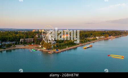 Siofok ungheria Golden spiaggia. Incredibile paesaggio panoramico aereo sul lato del Beacch Plazs sulla riva del lago Balaton. Questo lago è l'ungherese se Foto Stock