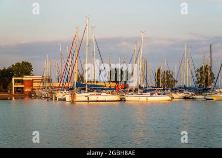 2021.07.23. Porto di Siofok in Ungheria. Splendido paesaggio panoramico sul lago Balaton con il porto di Siofok. Il lago Balaton è il mare ungherese. Foto Stock