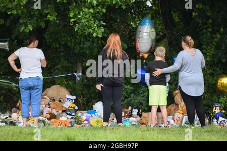 Le famiglie visitano il sito dove il cinque anni Logan Williamson, conosciuto anche come Logan Logan Mwangi, morì mentre la gente si fa omaggio dopo la morte del bambino. Tre persone sono state arrestate per sospetto di omicidio. Foto Stock