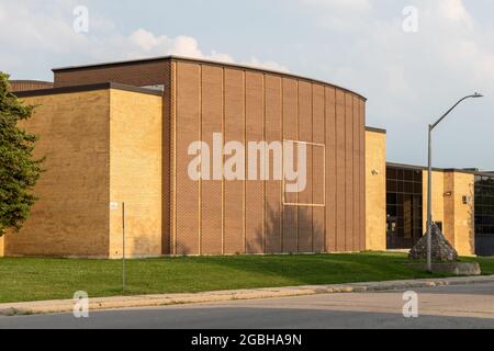 St. Thomas, Ontario, Canada - 6 luglio 2021: Esterno della scuola superiore di mattone dell'istituto centrale di Elgin Collegitate Foto Stock