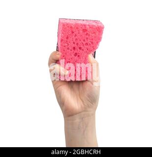 Mano senza guanto protettivo in gomma con spugna rossa da cucina isolata su sfondo bianco Foto Stock