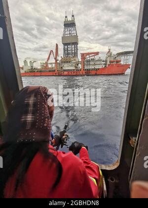 MPSV o serbatoio di alimentazione multiuso insieme alla nave di perforazione per fornire carico per il funzionamento dei pozzi di perforazione Foto Stock