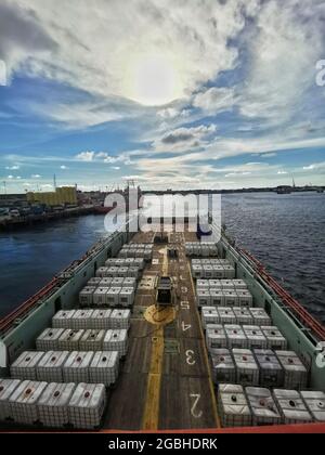 MPSV o serbatoio di alimentazione multiuso insieme alla nave di perforazione per fornire carico per il funzionamento dei pozzi di perforazione Foto Stock