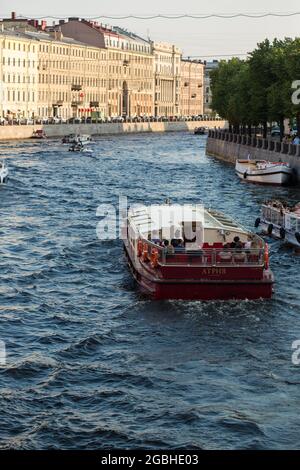 San Pietroburgo, Russia - Luglio 09 2021: Imbarcazione turistica sul fiume Neva. Foto Stock