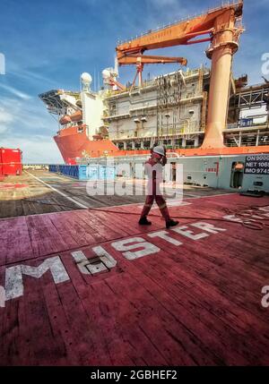 MPSV o serbatoio di alimentazione multiuso insieme alla nave di perforazione per fornire carico per il funzionamento dei pozzi di perforazione Foto Stock