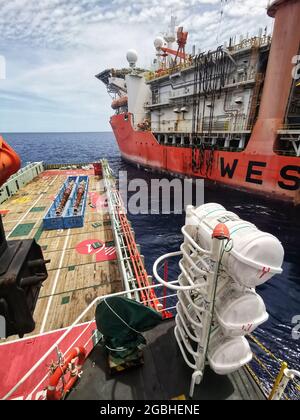 MPSV o serbatoio di alimentazione multiuso insieme alla nave di perforazione per fornire carico per il funzionamento dei pozzi di perforazione Foto Stock