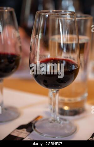 Degustazione professionale di diversi dolci fortificati rubino, boccanti vini portuali in calici in cantine a Porto, Portogallo, primo piano Foto Stock