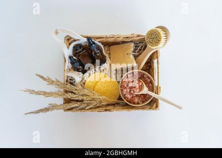 Accessori doccia - spazzola per il viso con setole naturali e spugne  rotonde in cellulosa su sfondo marrone, vista dall'alto. Pulizia del  concetto di salute della pelle Foto stock - Alamy