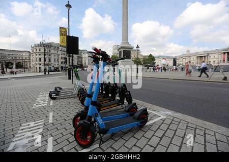 Londra, Inghilterra, Regno Unito. 4 agosto 2021. Una stazione di scooter elettrico è vista in Trafalgar Square mentre lo schema di noleggio di Londra continua ad espandersi. Trasporto per il processo sostenuto dal governo di Londra, che è l'unico modo in cui i veicoli alimentati a batteria possono essere cavalcati legalmente su strade pubbliche, va su 9 quartieri della città. (Credit Image: © Tayfun Salci/ZUMA Press Wire) Foto Stock