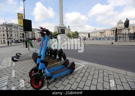 Londra, Inghilterra, Regno Unito. 4 agosto 2021. Una stazione di scooter elettrico è vista in Trafalgar Square mentre lo schema di noleggio di Londra continua ad espandersi. Trasporto per il processo sostenuto dal governo di Londra, che è l'unico modo in cui i veicoli alimentati a batteria possono essere cavalcati legalmente su strade pubbliche, va su 9 quartieri della città. (Credit Image: © Tayfun Salci/ZUMA Press Wire) Foto Stock