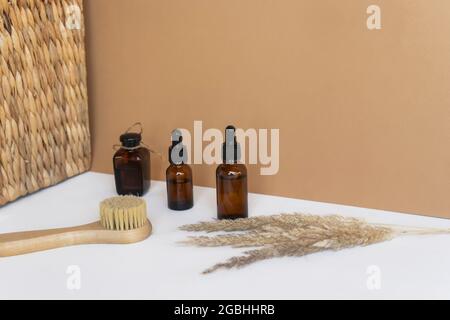 Oli essenziali naturali, siero in flaconi contagocce. Cosmetici naturali senza marchio Foto Stock