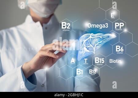 Nutrienti essenziali per la salute del fegato tra cui Omega-3, carnitina, biotina, vitamina PP, vitamina B. ritratto offuscato del medico che tiene evidenziato blu Foto Stock