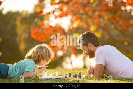 giorno dei padri. famiglia felice. genitorialità e infanzia. checkmate. Foto Stock