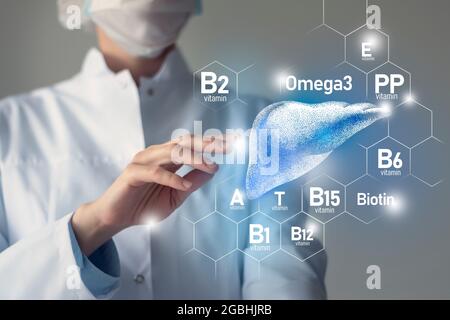 Nutrienti essenziali per la salute del fegato tra cui Omega-3, carnitina, biotina, vitamina PP, vitamina B. ritratto offuscato del medico che tiene evidenziato blu Foto Stock