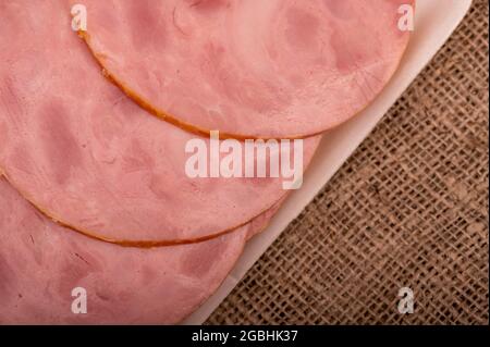 Vista ravvicinata del prosciutto a fette dall'alto Foto Stock