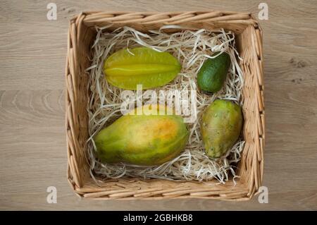 Cestino grande di frutta tropicale fresca, carambola, papaia, feijoa, pera di prickly o opuntia. Frutta esotica, concetto di alimentazione sana Foto Stock