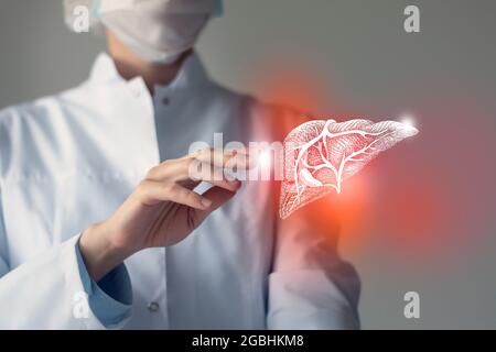 Il medico femminile tocca il fegato virtuale in mano. Foto sfocata, organo umano cucito a mano, evidenziato in rosso come simbolo di malattia. Assistenza ospedaliera co Foto Stock