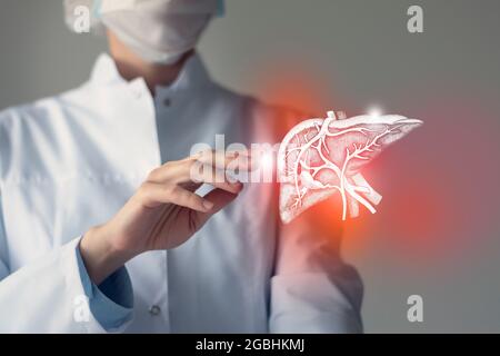 Il medico femminile tocca il fegato virtuale in mano. Foto sfocata, organo umano cucito a mano, evidenziato in rosso come simbolo di malattia. Assistenza ospedaliera co Foto Stock