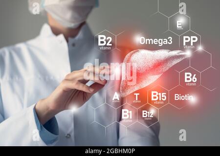 Nutrienti essenziali per la salute del fegato tra cui Omega-3, carnitina, biotina, vitamina PP, vitamina B. ritratto offuscato del medico che tiene evidenziato L rosso Foto Stock