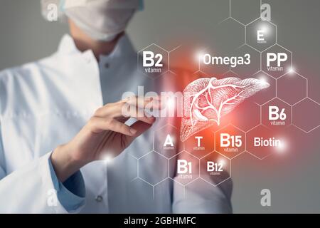 Nutrienti essenziali per la salute del fegato tra cui Omega-3, carnitina, biotina, vitamina PP, vitamina B. ritratto offuscato del medico che tiene evidenziato L rosso Foto Stock