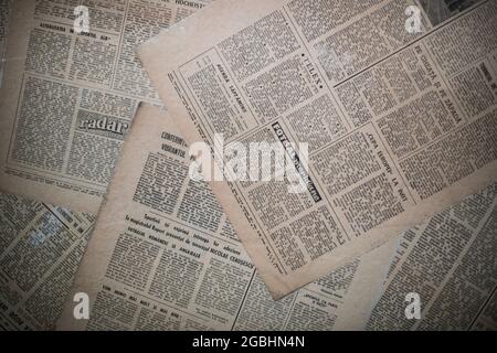 Bucarest, ROMANIA - 18 maggio 2021: Immagine di alcuni vecchi giornali, sfondo. Foto Stock