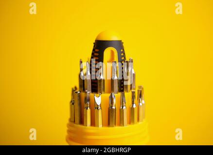 set di cacciaviti per micro lavori su sfondo giallo Foto Stock