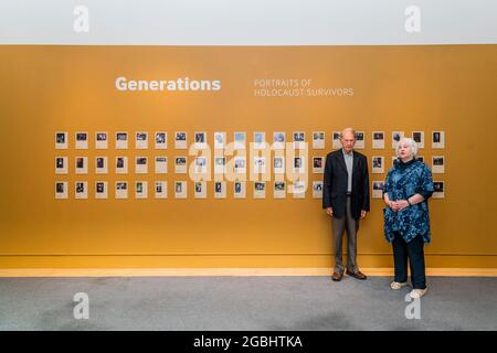Londra, Regno Unito. 4 agosto 2021. John Hajdu MBE e Joan Salter MBE, sopravvissuti all'Olocausto - Generations: Ritratti dei sopravvissuti all'Olocausto una nuova mostra all'IWM di Londra. In corso dal 6 agosto 2021 al 7 gennaio 2022 è una nuova mostra fotografica presso l'IWM London che riunisce oltre 50 ritratti contemporanei dei sopravvissuti all'olocausto e delle loro famiglie. Credit: Guy Bell/Alamy Live News Foto Stock