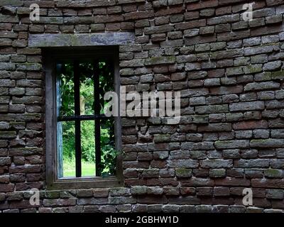 finestra in un vecchio muro della follia (falso rovina) Foto Stock