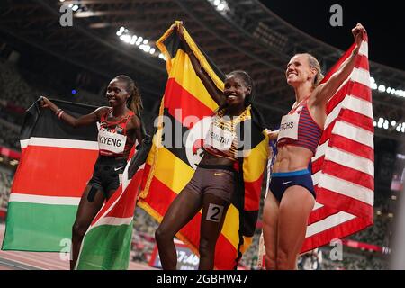 Tokyo, Giappone. 4 agosto 2021. (Da L a R) Hyvin Kiyeng del Kenya, Peruth Chemutai dell'Uganda e Courtney Frerichs degli Stati Uniti festeggiano dopo la finale di 3000m steeplechase femminile ai Giochi Olimpici di Tokyo 2020, a Tokyo, Giappone, 4 agosto 2021. Credit: Lui Siu Wai/Xinhua/Alamy Live News Foto Stock