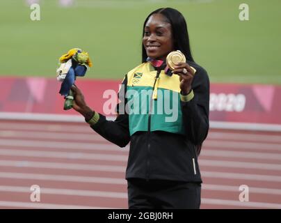 Tokyo, Giappone. 04 agosto 2021. Elaine Thompson-Herah della Giamaica celebra la sua medaglia d'oro per aver vinto la finale femminile di 200m con un tempo di 21.53 durante la cerimonia di medaglia allo Stadio Olimpico durante le Olimpiadi estive del 2020 a Tokyo, Giappone, mercoledì 4 agosto 2021. Photo by Tasos Katopodis/UPI Credit: UPI/Alamy Live News Foto Stock