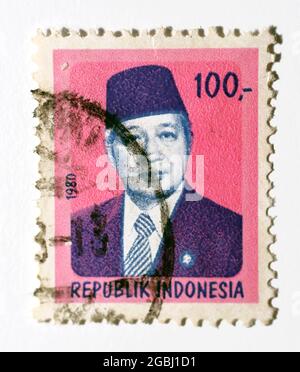 Un francobollo stampato in Indonesia con l'immagine ritratto di Suharto il secondo presidente indonesiano, valore 100 Rp - rupia indonesiana, serie, circa 1 Foto Stock