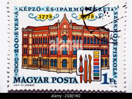 Un francobollo stampato in Ungheria dedicato al 200th ° anniversario della Scuola di Arti e mestieri costruito 1778, serie edifici, Magyar posta valore 1 Foto Stock