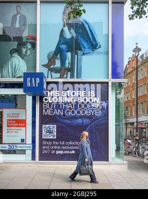 Oxford Street, Londra, Regno Unito. 4 agosto 2021. Vendita presso IL negozio GAP di Oxford Street. GAP è dovuto chiudere tutti i negozi del Regno Unito e spostare il business online Foto Stock