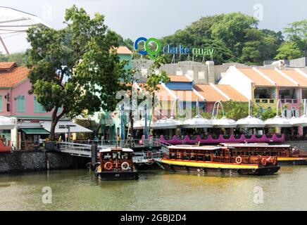 Clarke Quay è una storica banchina lungo il fiume a Singapore, situata all'interno dell'area di pianificazione del fiume Singapore. La banchina si trova a monte del mou Foto Stock