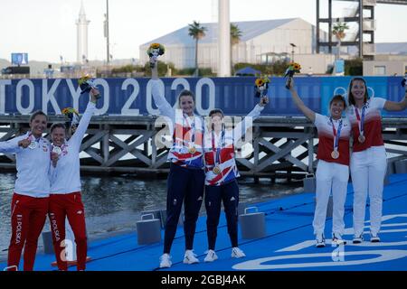 Kanagawa, Giappone. 04/08/2021, Team Poland - Agnieszka SKRZYPULEC & Jolanta OGAR (POL) (medaglia slver), Team Gran Bretagna - Hannah MILLS & Eilidh McIntyre (GBR) (medaglia d'oro), Team France - Camille LECOINTRE & Aloise RETORNAZ (fra) (medaglia di bronzo), 4 AGOSTO 2021, vela : 4 AGOSTO Dinghy - 470 - cerimonia di Medaglia durante i Giochi Olimpici di Tokyo 2020 al porto di yacht Enoshima a Kanagawa, Giappone. Credit: Kaoru Soehata/AFLO/Alamy Live News Foto Stock