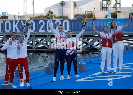 Kanagawa, Giappone. 04/08/2021, Team Poland - Agnieszka SKRZYPULEC & Jolanta OGAR (POL) (medaglia slver), Team Gran Bretagna - Hannah MILLS & Eilidh McIntyre (GBR) (medaglia d'oro), Team France - Camille LECOINTRE & Aloise RETORNAZ (fra) (medaglia di bronzo), 4 AGOSTO 2021, vela : 4 AGOSTO Dinghy - 470 - cerimonia di Medaglia durante i Giochi Olimpici di Tokyo 2020 al porto di yacht Enoshima a Kanagawa, Giappone. Credit: Kaoru Soehata/AFLO/Alamy Live News Foto Stock