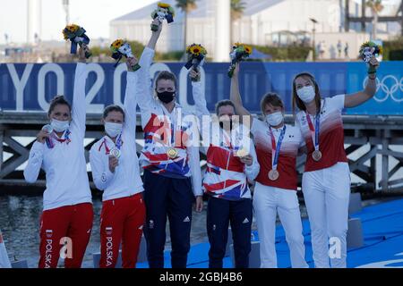 Kanagawa, Giappone. 04/08/2021, Team Poland - Agnieszka SKRZYPULEC & Jolanta OGAR (POL) (medaglia slver), Team Gran Bretagna - Hannah MILLS & Eilidh McIntyre (GBR) (medaglia d'oro), Team France - Camille LECOINTRE & Aloise RETORNAZ (fra) (medaglia di bronzo), 4 AGOSTO 2021, vela : 4 AGOSTO Dinghy - 470 - cerimonia di Medaglia durante i Giochi Olimpici di Tokyo 2020 al porto di yacht Enoshima a Kanagawa, Giappone. Credit: Kaoru Soehata/AFLO/Alamy Live News Foto Stock