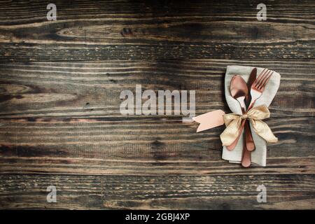 Tavola rustica di Natale con stoviglie vuote artigianali in ceramica, piatti  e ciotole, decorazioni d'angelo di Natale, bicchieri di succo rosso, rami  verdi e Foto stock - Alamy