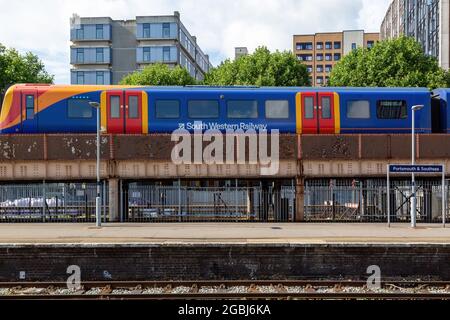 08-04-2021 Portsmouth, Hampshire, UK UN treno ferroviario del Sud Ovest alla piattaforma a Portsmouth e alla stazione di southsea Foto Stock