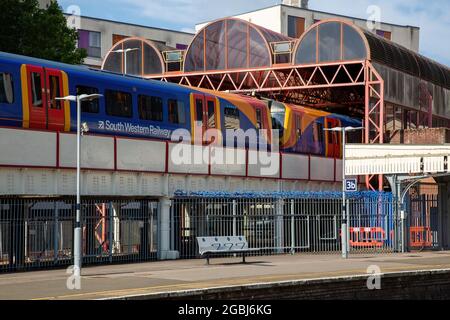 08-04-2021 Portsmouth, Hampshire, Regno Unito UN treno della South Western Railway che arriva alla piattaforma di Portsmouth e alla stazione di southsea Foto Stock